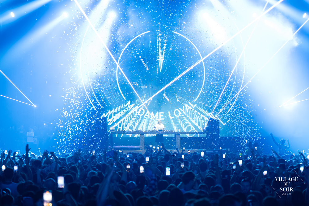 Ambiance scénique aux teintes chaleureuses pour Madame Loyal au Palexpo