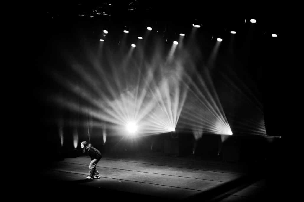 public et scène festival humour Champéry sonorisation professionnelle Skynight