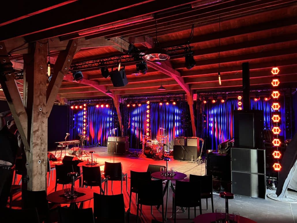 éclairage scénique immersive dans une étable transformée en concert