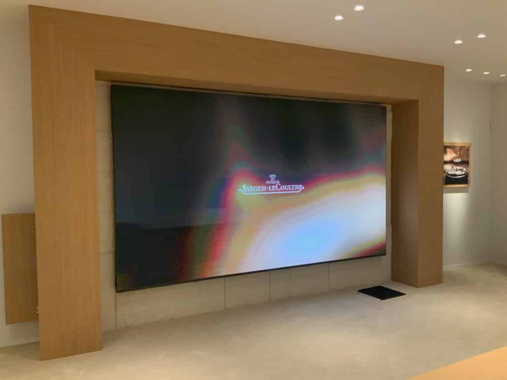 Scénographie lumineuse et mur LED sur un stand Watches and Wonders 2026