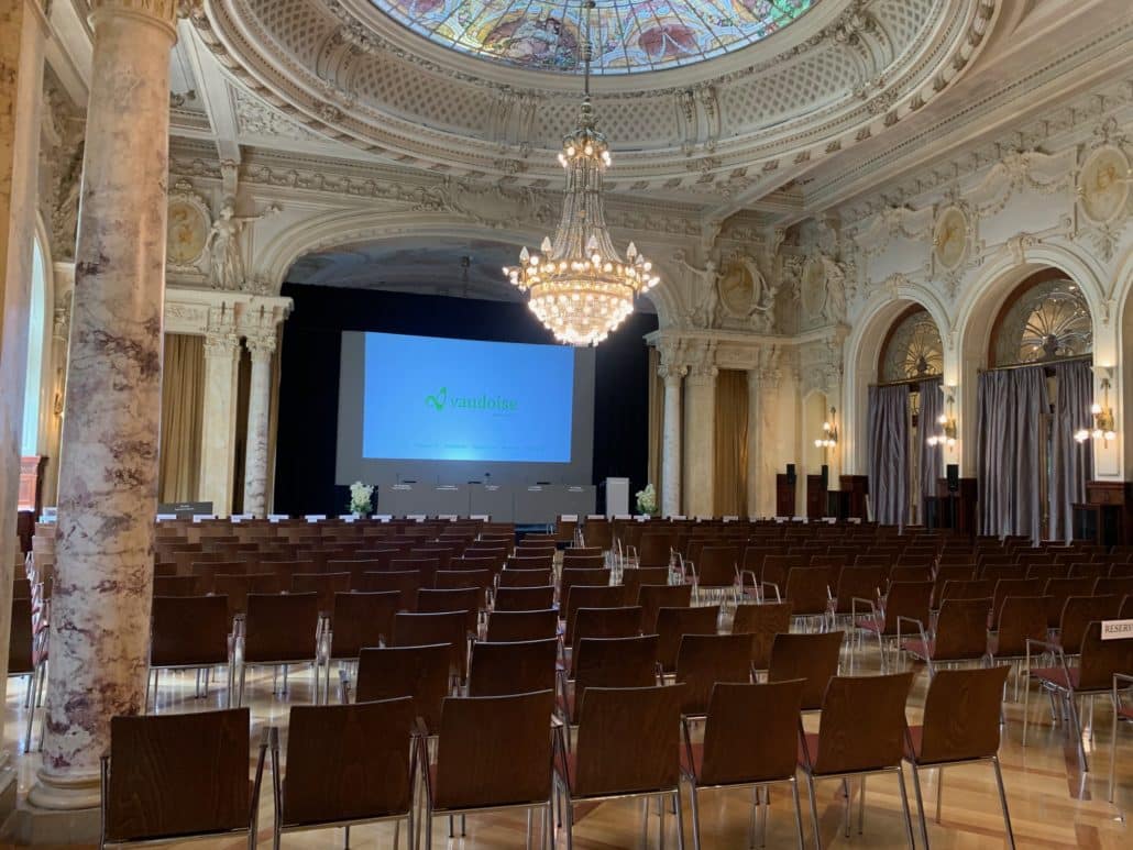 Dispositif audiovisuel installé par SKYNIGHT au Beau-Rivage Palace pour l'Assemblée Générale de la Holding Vaudoise Assurances.