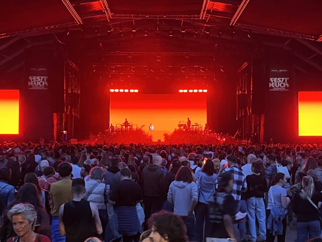Scène Cargo de Festi'Neuch 2026 avec les infrastructures lumière, vidéo et rigging mises en œuvre par SKYNIGHT