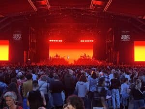 Scène Cargo de Festi'Neuch 2026 avec les infrastructures lumière, vidéo et rigging mises en œuvre par SKYNIGHT