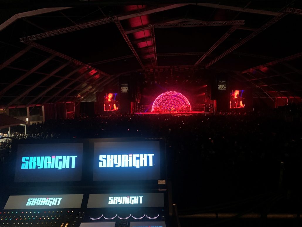 Dispositif lumière de la scène Cargo offrant une ambiance immersive aux festivaliers de Festi'Neuch