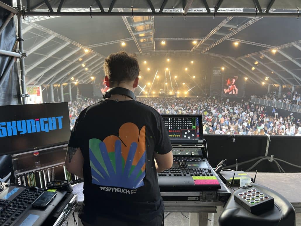 Public et scène principale de Festi'Neuch 2026 équipés des infrastructures audiovisuelles SKYNIGHT