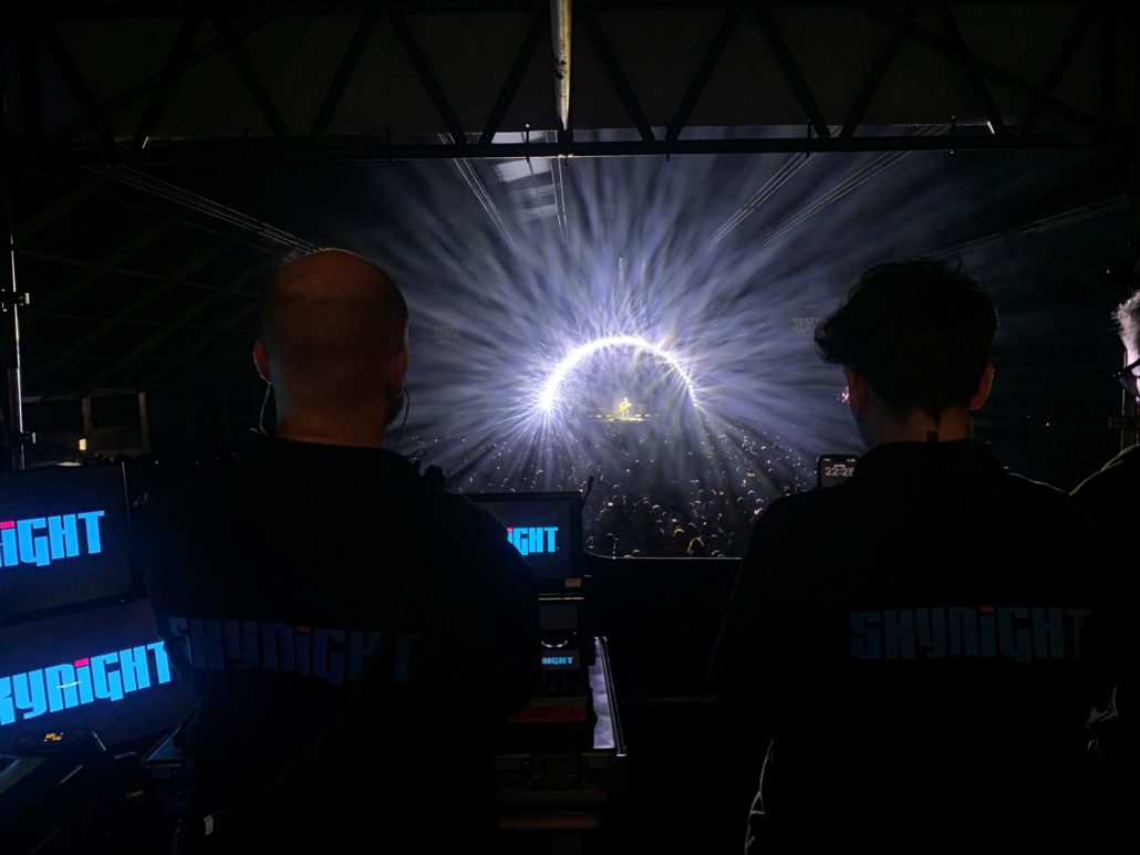 Technicien SKYNIGHT en régie lors de l'exploitation des installations techniques de Festi'Neuch 2026