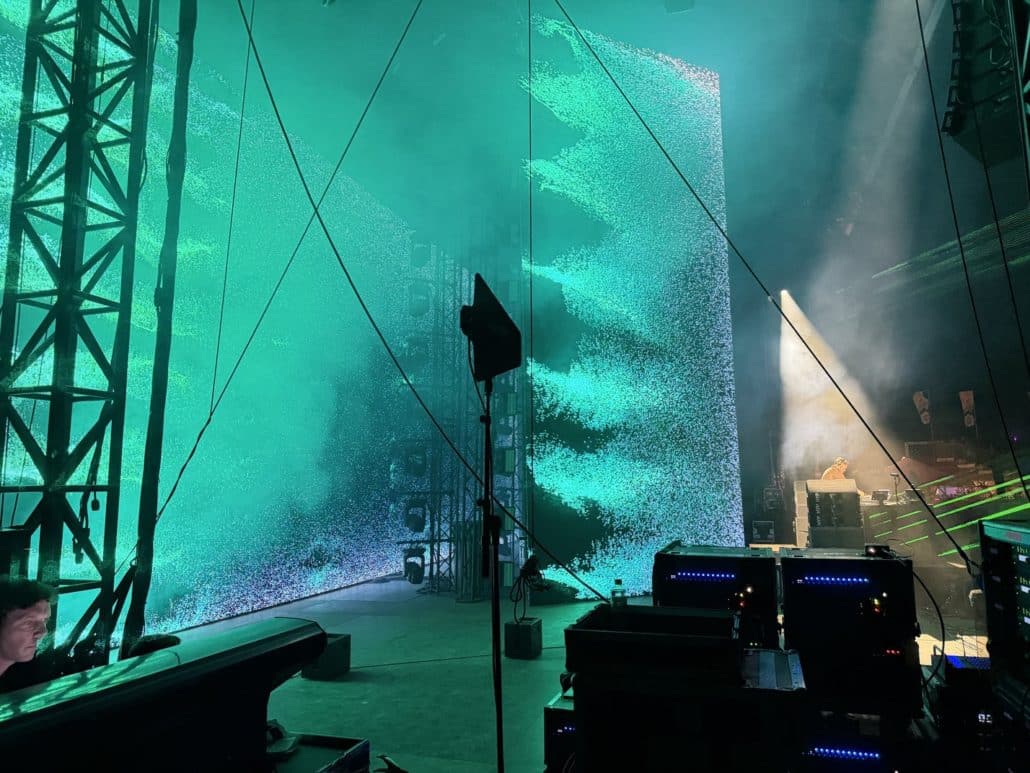 Vue latérale de la scène avec écrans LED et effets lumière pendant un concert au Venoge Festival