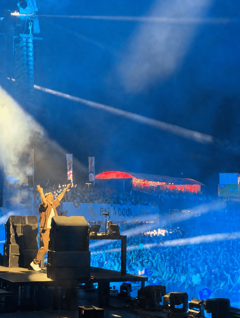 Artiste sur scène face au public pendant un concert au Venoge Festival